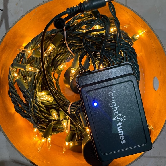 BNIB Strung Lights with 4 Bluetooth speakers 26’ and 80 Bulbs - Picture 7 of 10